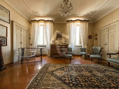 Foto Appartamento a Jesi Centro Storico di 592 m² con 10 locali in vendita