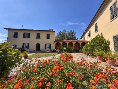Foto Villa unifamiliare a Santa Maria a Monte Montecalvoli di 750 m²
