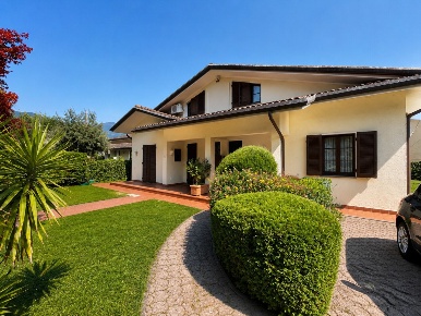 Foto Villa bifamiliare in via del Serraglio, Pietrasanta di 200 m²