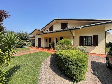 Foto Villa bifamiliare in via del Serraglio, Pietrasanta di 200 m²