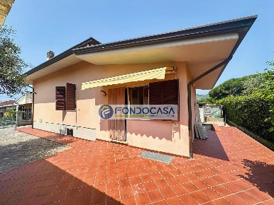 Foto Villa bifamiliare in Via Cocombola, Massa Romagnano di 120 m²