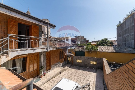 Foto Appartamento in via carcara, Aci Catena Centro di 126 m² con 3 locali