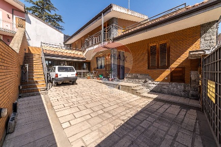 Foto Appartamento in via carcara, Aci Catena Centro di 100 m² con 3 locali