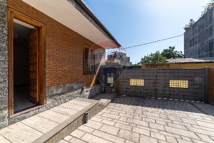 Foto Appartamento in via carcara, Aci Catena Centro di 95 m² con 3 locali