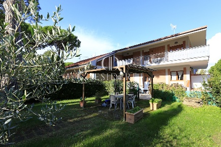 Foto Villa bifamiliare in Strada provinciale 62 delle Rocchette, di 230 m²