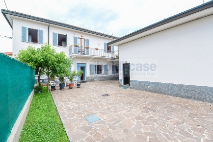 Foto Villa unifamiliare in VIA LOMBARDIA, Cabiate di 250 m² con 4 locali