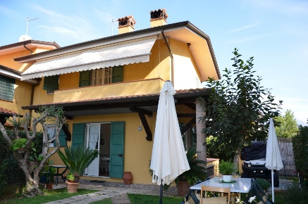 Foto Villa bifamiliare in via donati, Forte dei Marmi Vittoria Apuana
