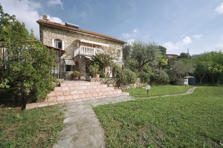 Foto Villa unifamiliare a Andora di 185 m² con 7 locali in vendita