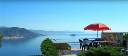 Foto Villa unifamiliare a Andora di 250 m² con 5 locali in vendita