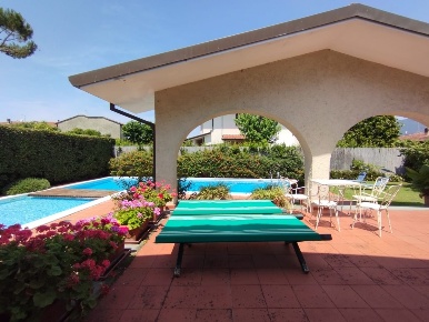 Foto Villa unifamiliare a Forte dei Marmi Vaiana di 270 m² con 12 locali