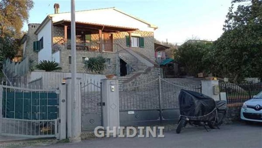 Foto Villa unifamiliare a Roccastrada di 220 m² con 8 locali in vendita