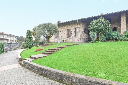 Foto Villa unifamiliare in VIA MEUCCI, Cabiate di 235 m² con 4 locali
