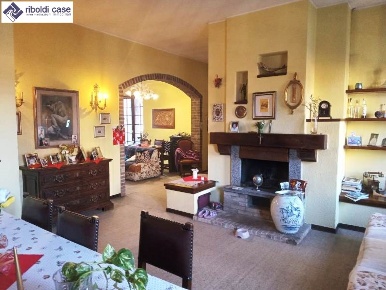 Foto Villa unifamiliare in VIA ARIOSTO, Cabiate di 450 m² con 8 locali