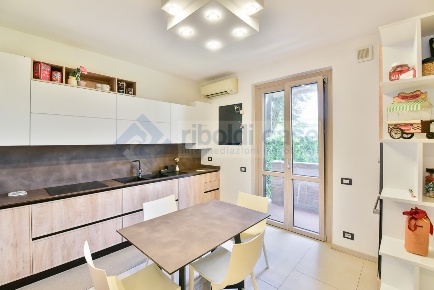 Foto Villa a schiera in VIA DA VINCI, Cabiate di 190 m² con 5 locali