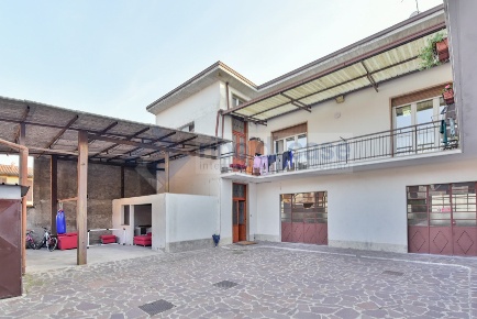 Foto Appartamento in VIA MATTEOTTI, Cabiate di 200 m² con 4 locali