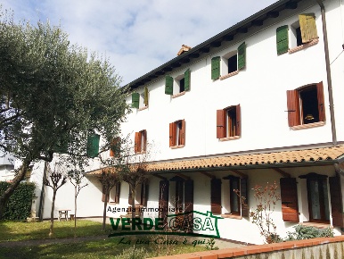 Foto Villa a schiera a Caerano di San Marco di 350 m² con 10 locali