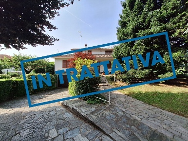 Foto Villa unifamiliare in Viale Europa, Gessate Centro di 308 m²