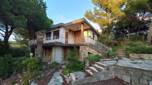 Foto Villa unifamiliare a Andora di 250 m² con 13 locali in vendita