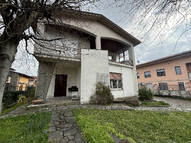 Foto Villa unifamiliare in VIA PIAVE, Gessate Centro di 238 m² con 5 locali