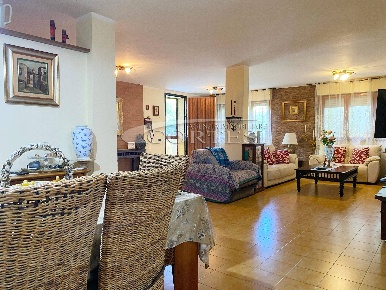 Foto Appartamento a Trecastelli di 180 m² con 8 locali in vendita