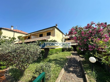 Foto Appartamento in viale xxv aprile, Luni Marinella di 90 m² con 3 locali