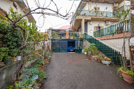 Foto Appartamento in via Lombardia, Nicolosi di 151 m² con 6 locali