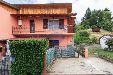 Foto Appartamento in Via Italia, Besozzo Centro di 89 m² con 3 locali