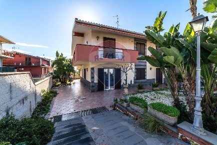 Foto Villa singola a San Pietro Clarenza di 250 m² con 9 locali in vendita
