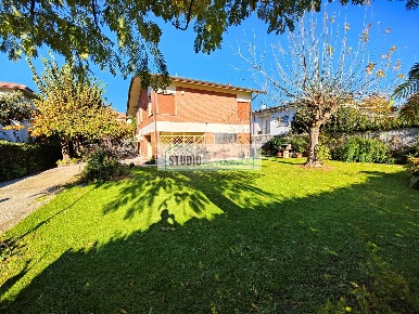 Foto Villa unifamiliare a Forte dei Marmi di 210 m² con 7 locali in vendita
