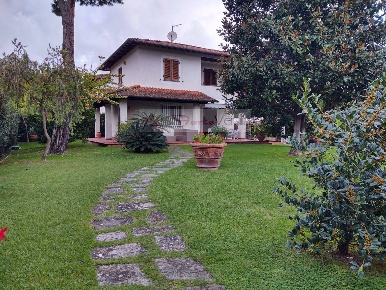 Foto Villa unifamiliare a Forte dei Marmi Vittoria Apuana di 153 m²