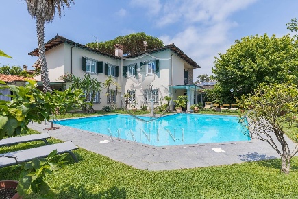 Foto Villa singola in viale della repubblica, Forte dei Marmi di 500 m²