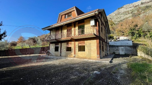 Foto Villa bifamiliare in Via Littorio, Roccasecca Centro di 310 m²
