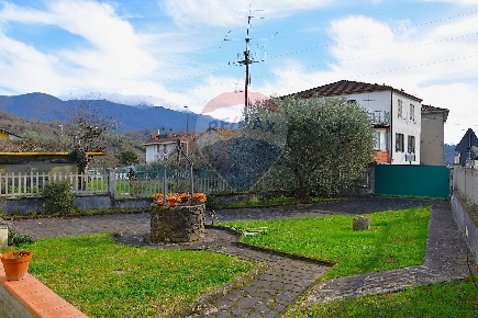 Foto Villa singola a Pontremoli Centro di 300 m² con 10 locali in vendita