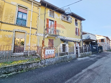 Foto Appartamento in VIA RAFFAELLO SANZIO, Venegono Superiore di 144 m²