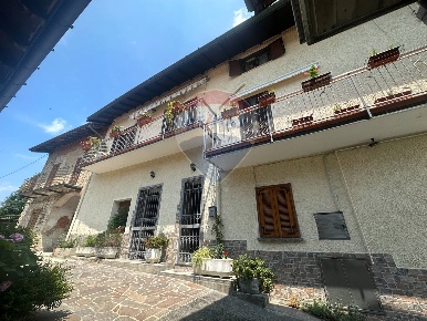 Foto Appartamento a Besozzo Centro di 178 m² con 4 locali in vendita