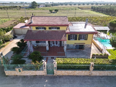 Foto Villa singola in Via Coccioli, Leporano di 300 m² con 10 locali