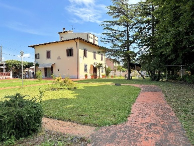 Foto Villa singola a Bientina di 380 m² con 16 locali in vendita