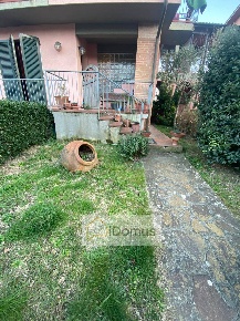 Foto Villa bifamiliare in via dei mezzi, Vicopisano Centro di 200 m²