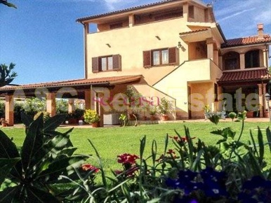 Foto Villa singola a Gavorrano Centro di 300 m² con 11 locali in vendita
