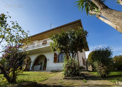 Foto Villa singola in via Palazzi, Spinetoli Centro di 350 m² con 10 locali