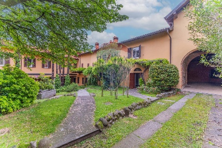 Foto Appartamento in via mentana, Besozzo Centro di 240 m² con 4 locali