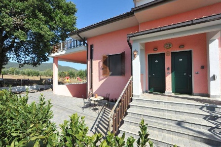 Foto Villa singola a Gavorrano Centro di 420 m² con 8 locali in vendita