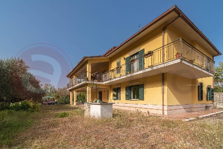 Foto Villa singola in Via Belvedere, Cervaro di 300 m² con 14 locali