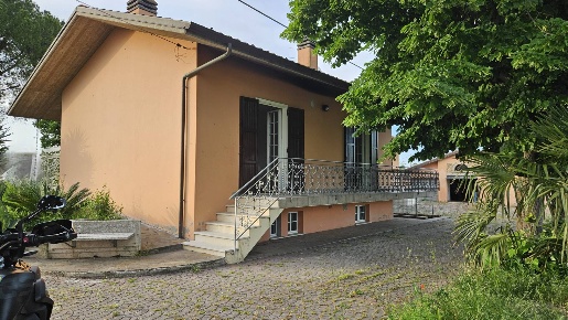 Foto Villa singola in Lucrezia, Cartoceto di 278 m² con 6 locali in vendita