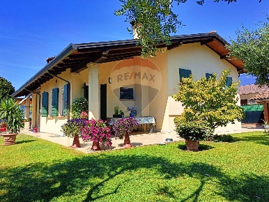 Foto Villa singola a San Zenone degli Ezzelini San Zenone di 350 m²