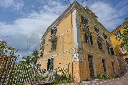 Foto Villa singola in Vico Amati, Roccasecca Centro di 460 m² con 17 locali