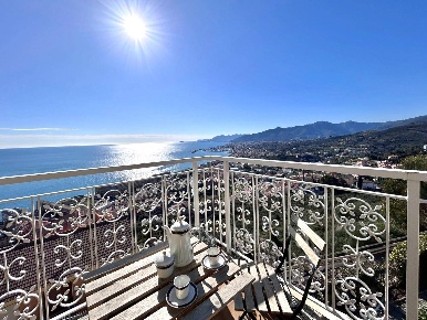 Foto Appartamento in Via Piave, Pietra Ligure di 166 m² con 9 locali