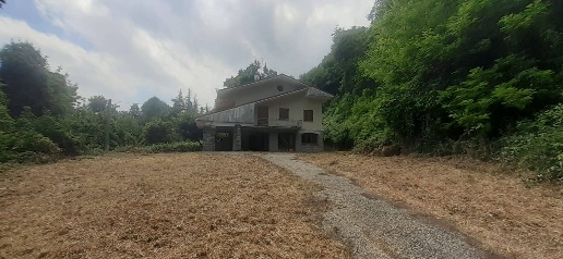 Foto Villa bifamiliare in piazza tasso, Serramazzoni di 300 m² in vendita