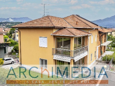 Foto Appartamento in Via Piave, Besozzo Centro di 200 m² con 5 locali