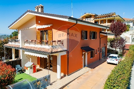 Foto Villa bifamiliare in Via Pescara, Pianella di 170 m² con 5 locali